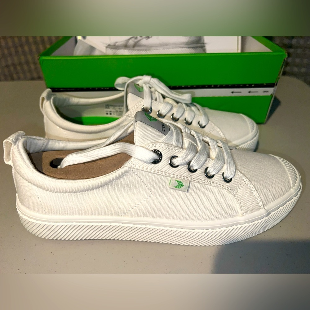 🍃NIB! Cariuma Canvas Memory Foam Sneakers